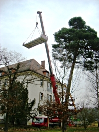Ein MiKa-Balkon am Kranhaken