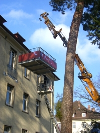 Ein MiKa-Balkon wird befestigt